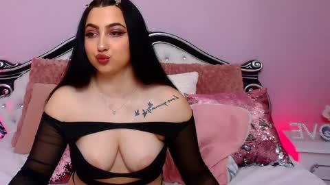 Snapshot of luckyymia chatting on 25, 5, 2026 Mia online show from 25, 5, 2026