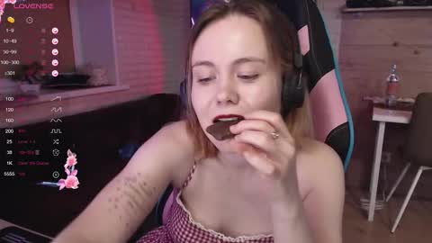 Snapshot of lucy_mirror chatting on 1, 12, 2025 Lucy online show from 1, 12, 2025