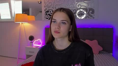Snapshot of luisaclover chatting on 7, 7, 2026 LuisaClover online show from 7, 7, 2026