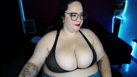Snapshot of lulubigtitts chatting on 3, 1, 2025 LuluBigTitts online show from 3, 1, 2025