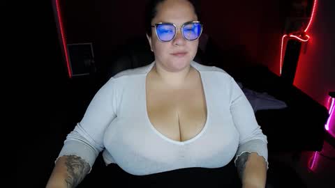 Snapshot of lulubigtitts chatting on 6, 1, 2025 LuluBigTitts online show from 6, 1, 2025