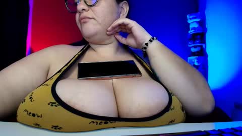 Snapshot of lulubigtitts chatting on 7, 10, 2025 LuluBigTitts online show from 7, 10, 2025