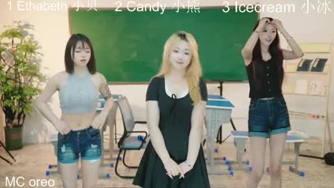 Snapshot of luminagirl02 chatting on 12, 4, 2026 lumina girls online show from 12, 4, 2026