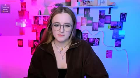 luna_berryy online show from 14, 4, 2026