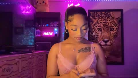 Snapshot of lunaa_11 chatting on 19, 6, 2026 lunaa_11 online show from 19, 6, 2026