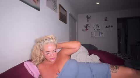 Snapshot of lunadaddysgirl chatting on 9, 3, 2026 Luna Daddys Girl online show from 9, 3, 2026