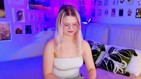 lunariafox online show from 8, 4, 2026