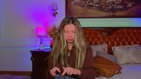 Luna Rishi online show from 1, 12, 2025