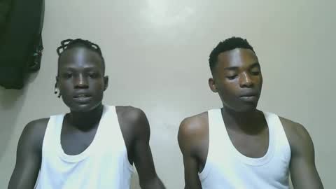 Snapshot of luoislove chatting on 11, 11, 2025 luoislove online show from 11, 11, 2025