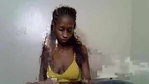 lutino_lovebirds online show from 17, 5, 2026