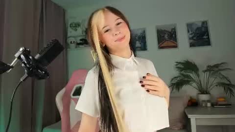 Snapshot of luvienne_sweet chatting on 16, 7, 2026 Luvienne Belle online show from 16, 7, 2026