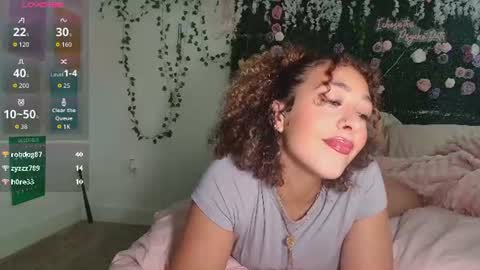 Snapshot of lyracovee chatting on 24, 6, 2026 Lyra online show from 24, 6, 2026