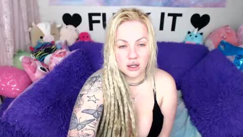 Snapshot of mackenziewolfe chatting on 21, 7, 2026 Mackenzie Wolfe online show from 21, 7, 2026