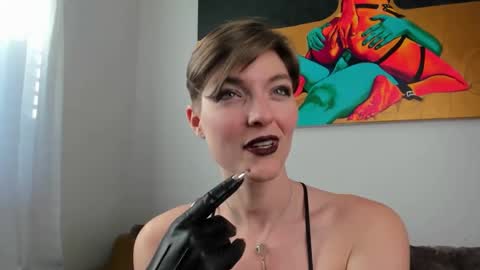 Madam Mezusa online show from 3, 2, 2025