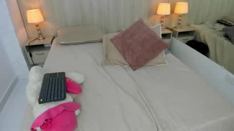 Mara Sinclair online show from 27, 5, 2026