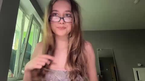 Snapshot of marandasgueglia chatting on 6, 8, 2026 Mia online show from 6, 8, 2026