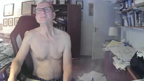 Snapshot of marginalie chatting on 23, 11, 2025 marginalie online show from 23, 11, 2025