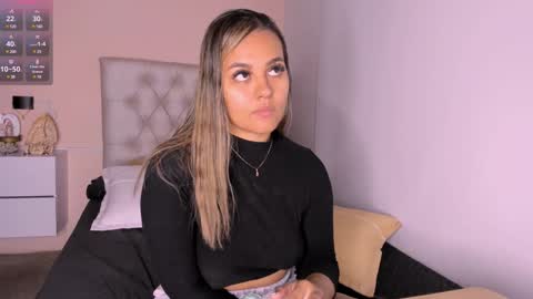 Snapshot of mariana__roe chatting on 10, 12, 2024 Mariana Roe online show from 10, 12, 2024