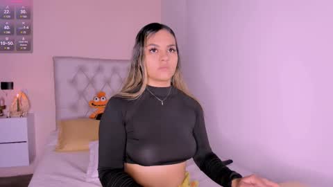 Snapshot of mariana__roe chatting on 2, 3, 2025 Mariana Roe online show from 2, 3, 2025