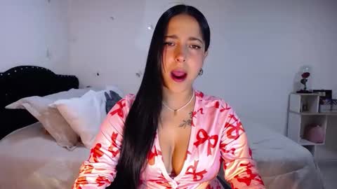 Snapshot of marie_daved chatting on 12, 10, 2025 Nicolle online show from 12, 10, 2025