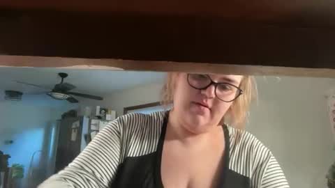 Snapshot of maroon_moon chatting on 16, 11, 2025 maroon_moon online show from 16, 11, 2025