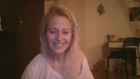 Snapshot of marrygorund chatting on 17, 1, 2025 MaryGoRound online show from 17, 1, 2025