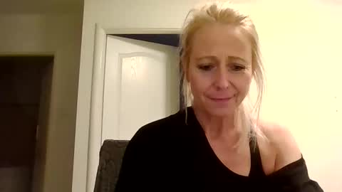 Snapshot of marrygorund chatting on 1, 11, 2025 MaryGoRound online show from 1, 11, 2025