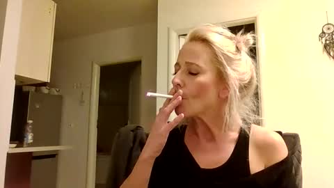 Snapshot of marrygorund chatting on 2, 11, 2025 MaryGoRound online show from 2, 11, 2025
