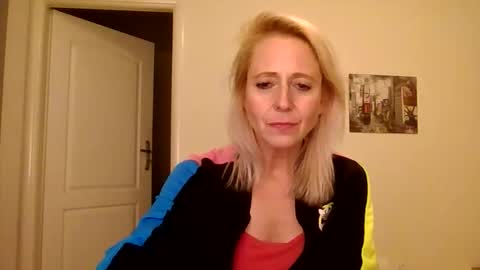 Snapshot of marrygorund chatting on 12, 11, 2025 MaryGoRound online show from 12, 11, 2025