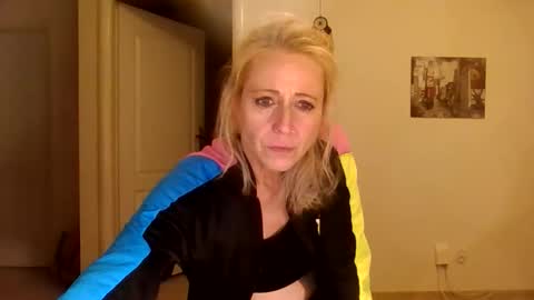Snapshot of marrygorund chatting on 17, 11, 2025 MaryGoRound online show from 17, 11, 2025