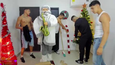 Snapshot of masters_sexx chatting on 4, 12, 2025 Team Cris Darwin- Fernando- Stiven- David online show from 4, 12, 2025