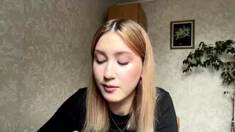 Snapshot of maudiesikes chatting on 18, 7, 2026 Mia online show from 18, 7, 2026