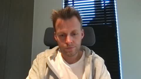 Max take off clothes online show from 23, 11, 2025