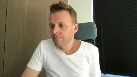 Max take off clothes online show from 9, 3, 2026