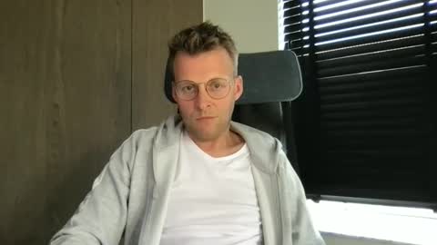 Max take off clothes online show from 8, 6, 2026