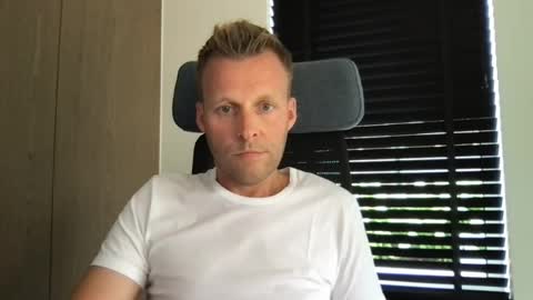 Max take off clothes online show from 23, 7, 2026