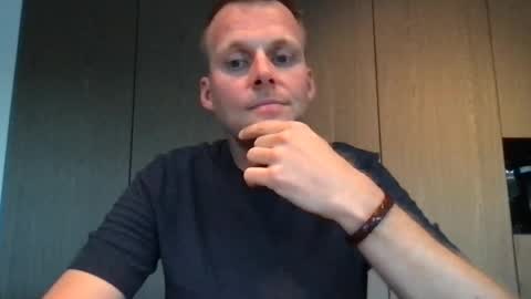 Max take off clothes online show from 5, 8, 2026