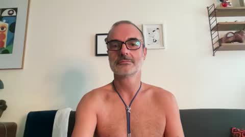 Snapshot of maxbow chatting on 21, 10, 2025 Max Mikado online show from 21, 10, 2025