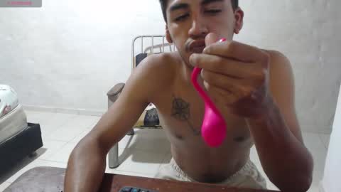 Snapshot of maxi_dick33 chatting on 5, 12, 2025 maxi dick online show from 5, 12, 2025