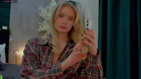 Snapshot of melanie_ryer chatting on 22, 11, 2025 Melanie online show from 22, 11, 2025