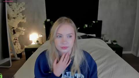 Snapshot of melanie_ryer chatting on 2, 12, 2025 Melanie online show from 2, 12, 2025