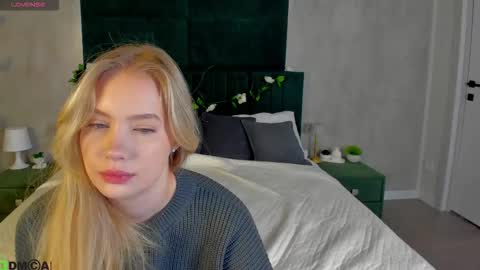 Snapshot of melanie_ryer chatting on 4, 12, 2025 Melanie online show from 4, 12, 2025