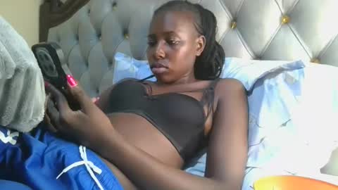 Snapshot of melaninblue chatting on 13, 4, 2026 melaninblue online show from 13, 4, 2026