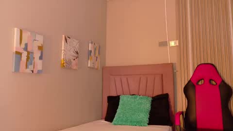 Snapshot of meli_peach chatting on 23, 11, 2025 meli_peach online show from 23, 11, 2025