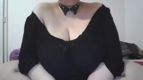 Snapshot of melobigboobs chatting on 6, 1, 2025 melobigboobs online show from 6, 1, 2025