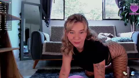 Snapshot of melodypetitex chatting on 20, 2, 2025 sophia online show from 20, 2, 2025