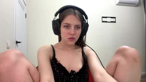 Hi Im Aria 18 years old online show from 4, 2, 2026