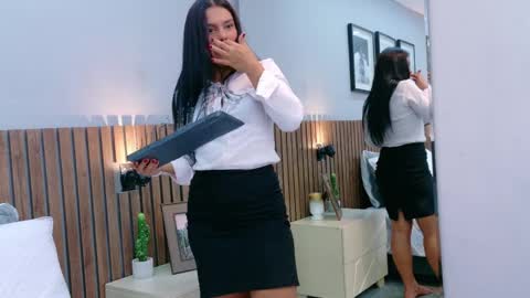 Mia Bellefort online show from 6, 4, 2026