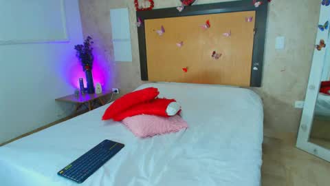 MIALOPEZ      .     Y      .      online show from 22, 5, 2026