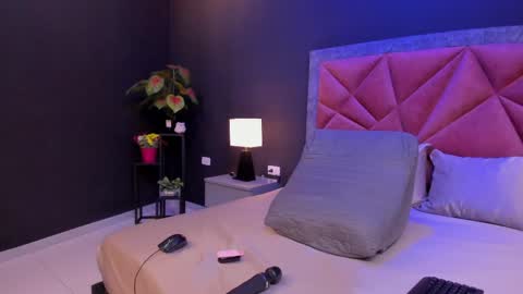 Snapshot of mia_milff chatting on 5, 4, 2026 MIA online show from 5, 4, 2026